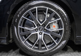 Подержанный автомобиль Audi S8 2021 года (32 фото)