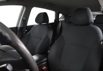 Подержанный автомобиль Hyundai Solaris Hatchback 2015 года (17 фото)