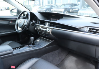 Подержанный автомобиль Lexus ES 2015 года (9 фото)