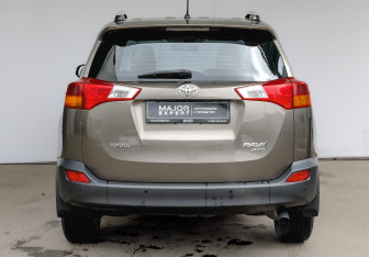 Подержанный автомобиль Toyota RAV4 2014 года (6 фото)