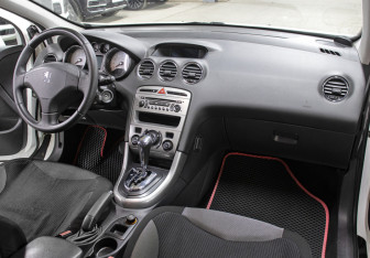 Подержанный автомобиль Peugeot 308 Hatchback 2008 года (11 фото)