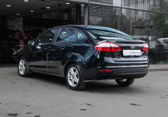 Подержанный автомобиль Ford Fiesta Sedan 2016 года (6 фото)