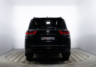 Подержанный автомобиль Toyota Land Cruiser Suv 2023 года (6 фото)