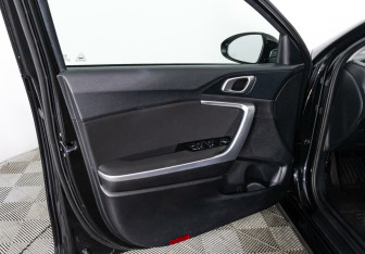 Подержанный автомобиль Kia Ceed Hatchback 2021 года (21 фото)