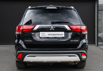 Подержанный автомобиль Mitsubishi Outlander 2019 года (5 фото)