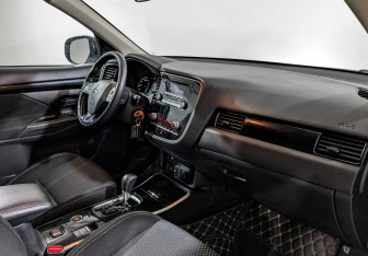 Подержанный автомобиль Mitsubishi Outlander 2022 года (13 фото)