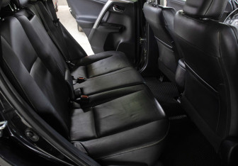 Подержанный автомобиль Toyota RAV4 2015 года (12 фото)