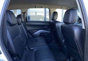 Подержанный автомобиль Citroen C-Crosser 2010 года (23 фото)