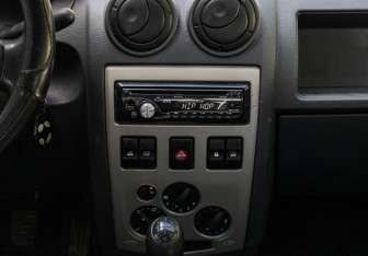 Подержанный автомобиль Renault Logan Sedan 2009 года (10 фото)