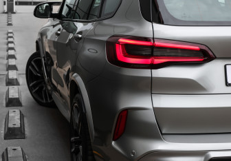 Подержанный автомобиль BMW X5 M 2020 года (32 фото)