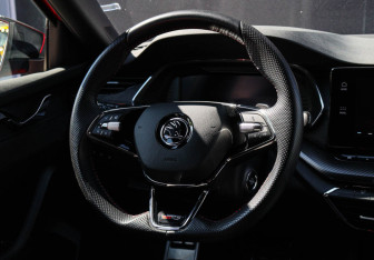 Подержанный автомобиль Skoda Octavia RS Liftback 2022 года (11 фото)