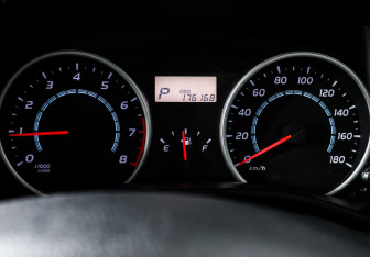 Подержанный автомобиль Toyota Wish Minivan 2010 года (11 фото)