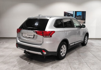 Подержанный автомобиль Mitsubishi Outlander 2017 года (5 фото)