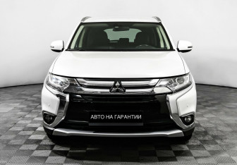 Подержанный автомобиль Mitsubishi Outlander 2017 года (2 фото)