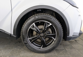 Подержанный автомобиль Toyota C-HR 2021 года (18 фото)