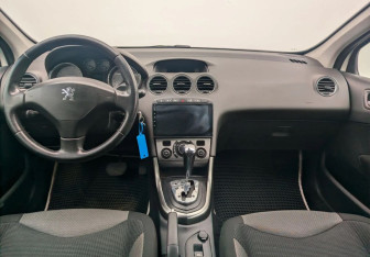 Подержанный автомобиль Peugeot 308 Hatchback 2010 года (9 фото)