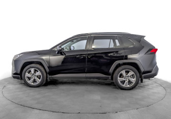Подержанный автомобиль Toyota RAV4 2021 года (8 фото)