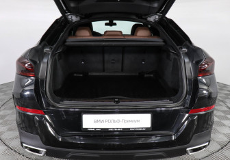 Подержанный автомобиль BMW X6 2022 года (9 фото)