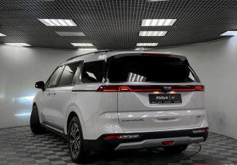 Подержанный автомобиль Kia Carnival 2021 года (23 фото)