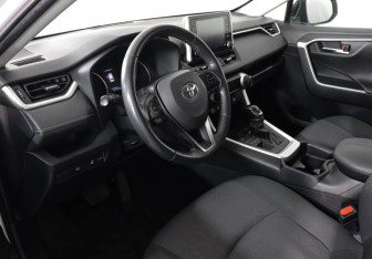 Подержанный автомобиль Toyota RAV4 2021 года (9 фото)