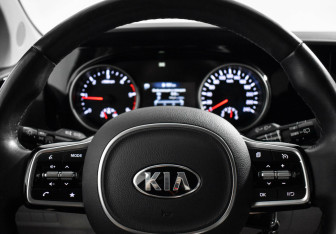 Подержанный автомобиль Kia Carnival 2021 года (9 фото)