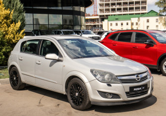 Подержанный автомобиль Opel Astra Hatchback 2008 года (2 фото)