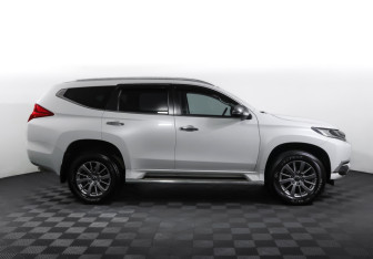 Подержанный автомобиль Mitsubishi Pajero Sport 2017 года (4 фото)