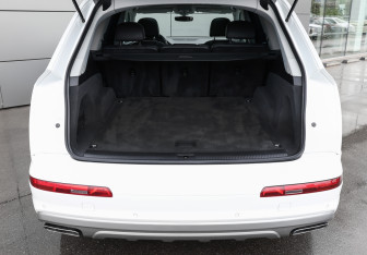 Подержанный автомобиль Audi Q7 2016 года (8 фото)