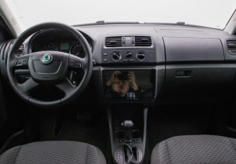 Подержанный автомобиль Skoda Fabia Hatchback 2011 года (13 фото)