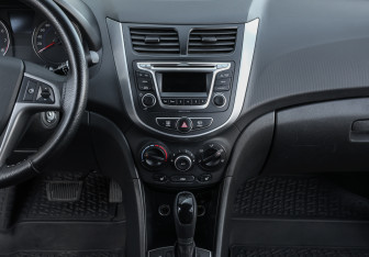 Подержанный автомобиль Hyundai Solaris Hatchback 2015 года (15 фото)