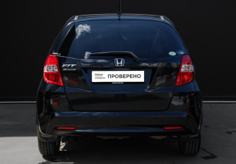 Подержанный автомобиль Honda Fit 2012 года (5 фото)