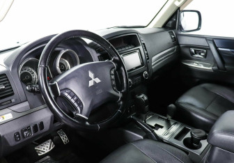 Подержанный автомобиль Mitsubishi Pajero 2013 года (6 фото)