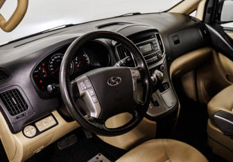 Подержанный автомобиль Hyundai H-1 2016 года (13 фото)