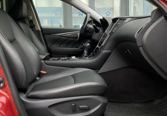 Подержанный автомобиль Infiniti Q50 2015 года (16 фото)