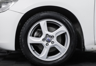 Подержанный автомобиль Volvo S60 2012 года (25 фото)