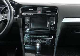 Подержанный автомобиль Volkswagen Golf Hatchback 2014 года (8 фото)