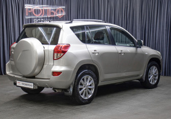 Подержанный автомобиль Toyota RAV4 2006 года (5 фото)