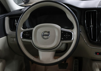 Подержанный автомобиль Volvo XC60 2018 года (17 фото)