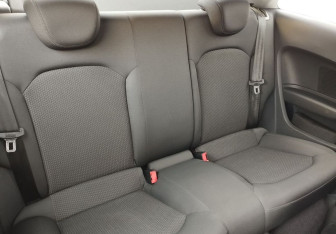 Подержанный автомобиль Audi A1 2011 года (11 фото)