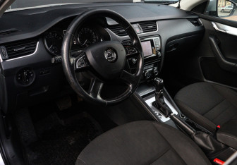Подержанный автомобиль Skoda Octavia Liftback 2013 года (11 фото)