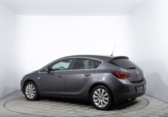 Подержанный автомобиль Opel Astra Hatchback 2011 года (7 фото)