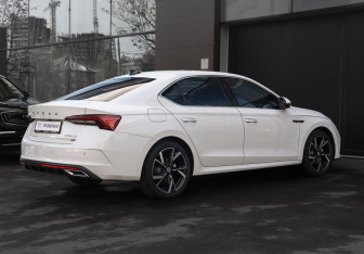 Подержанный автомобиль Skoda Octavia Liftback 2024 года (5 фото)