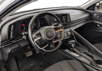 Подержанный автомобиль Hyundai Elantra Sedan 2021 года (15 фото)