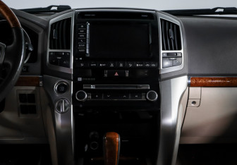 Подержанный автомобиль Toyota Land Cruiser Suv 2013 года (13 фото)
