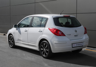 Подержанный автомобиль Nissan Tiida Hatchback 2012 года (6 фото)