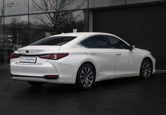 Подержанный автомобиль Lexus ES 2018 года (5 фото)