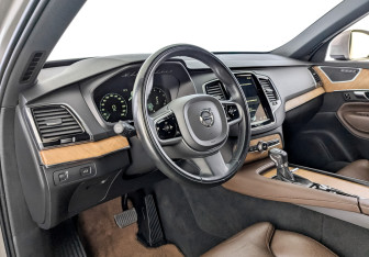 Подержанный автомобиль Volvo XC90 2021 года (16 фото)