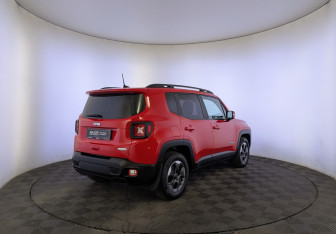 Подержанный автомобиль Jeep Renegade 2018 года (5 фото)