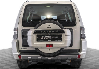 Подержанный автомобиль Mitsubishi Pajero 2014 года (6 фото)