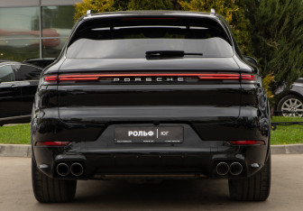 Подержанный автомобиль Porsche Cayenne 2023 года (38 фото)